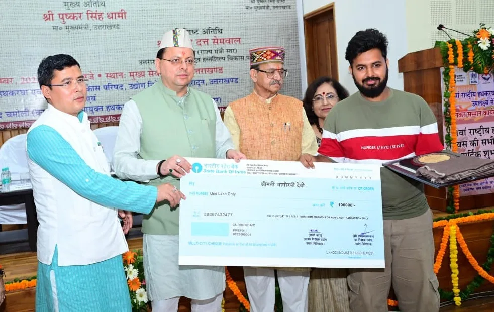 मुख्यमंत्री धामी ने 11 लोगों को उत्तराखंड शिल्प रत्न पुरस्कार से किया सम्मानित