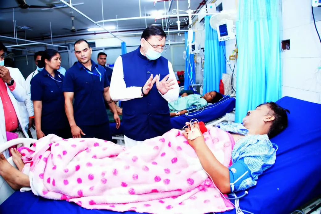 मुख्यमंत्री धामी ने दून अस्पताल का किया निरीक्षण, मरीजों से जानी स्वास्थ्य सेवाओं की स्थिति