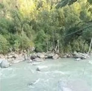 मोरी में बड़ा हादसा, ट्राली से नदी पार करते समय टौंस में बही किशोरी