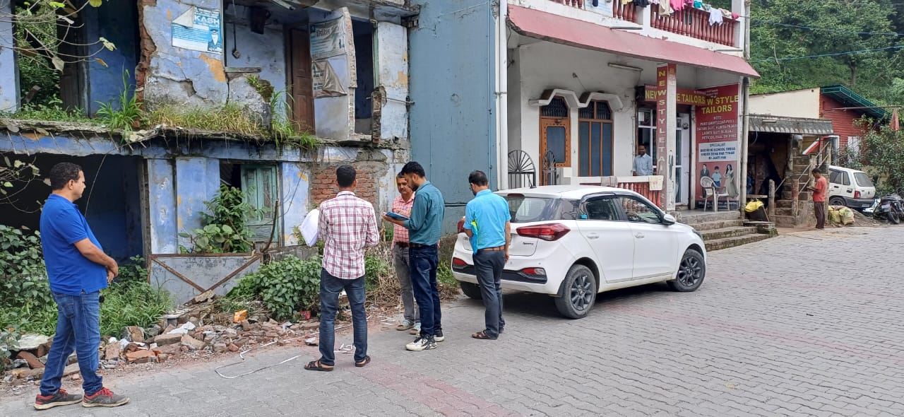 सड़क चौड़ीकरण के लिए लगाए लाल निशान