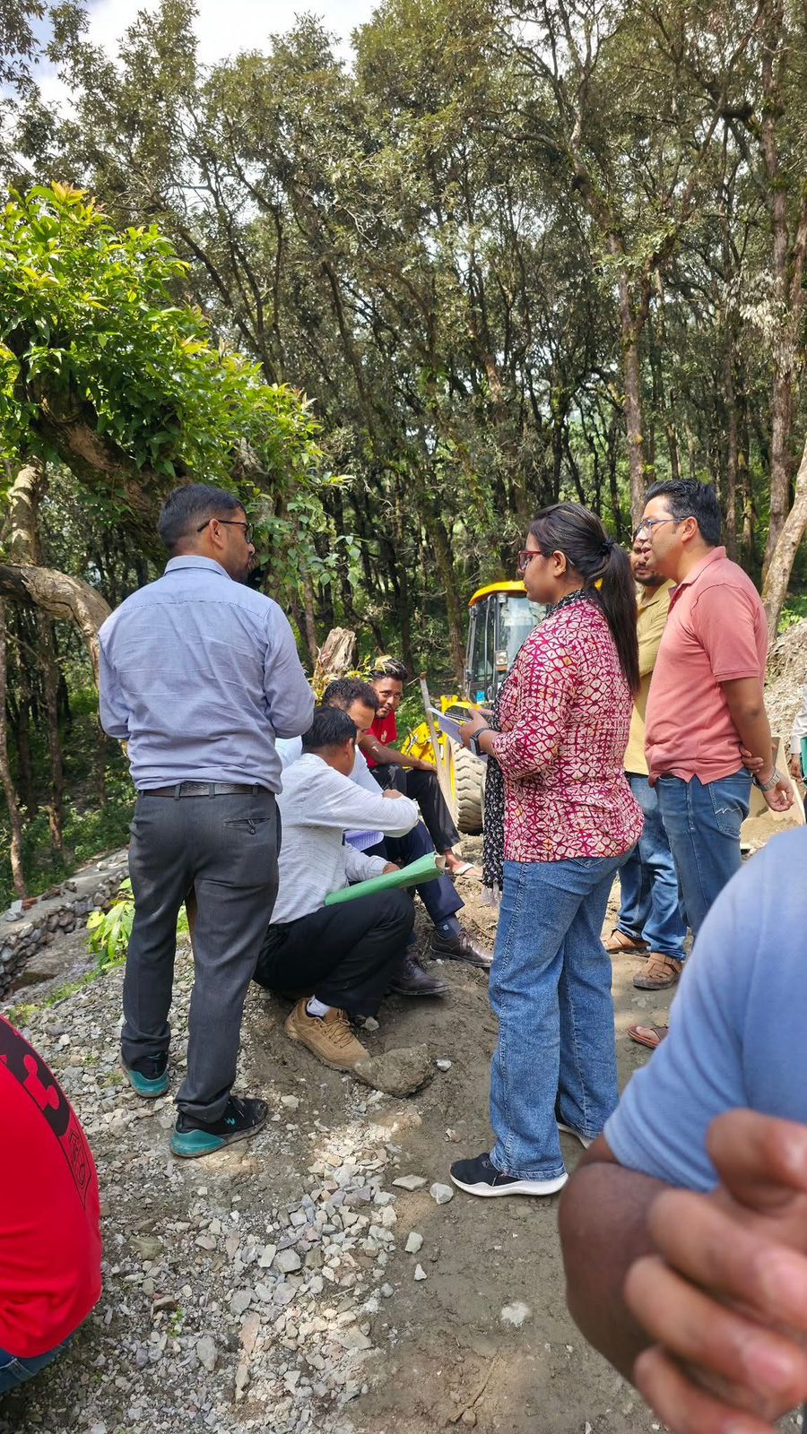 हरे पेड़ काटने और प्लाटिंग करने पर जेसीबी सीज