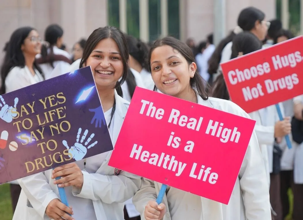 SGRRU के छात्र-छात्राओं ने नशा विरुद्ध जनसंदेश रैली में दिया नशा न करने का संदेश