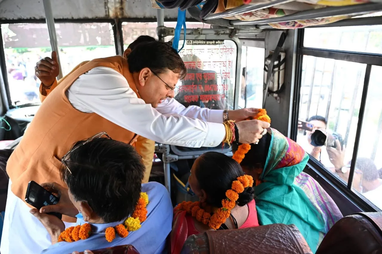 मुख्यमंत्री धामी ने श्रद्धालुओं के दल को गंगोत्री धाम के लिए किया रवाना