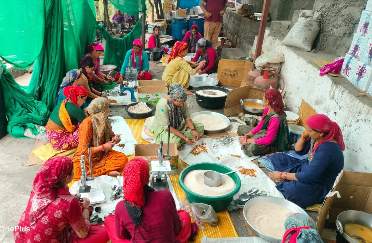 केदारनाथ यात्रा: प्रसाद बेचकर मालामाल हुईं महिलाएं