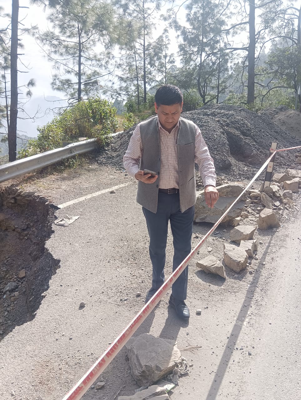 अपर जिलाधिकारी ने कोटाबाग में आपदा कार्यों का किया स्थलीय निरीक्षण