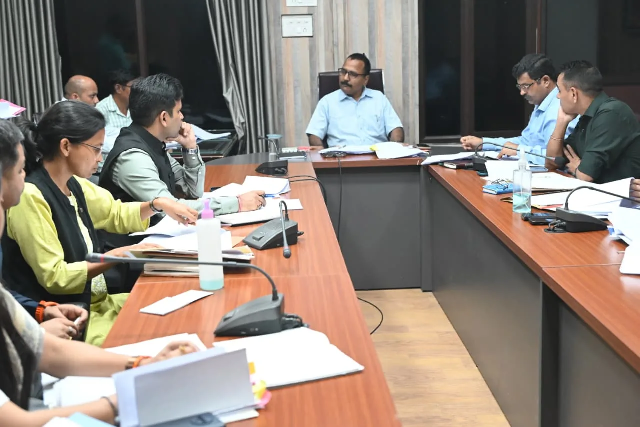 जिलाधिकारी ललित मोहन रयाल ने राजस्व व लंबित प्रकरणों के निपटारे के दिए कड़े निर्देश
