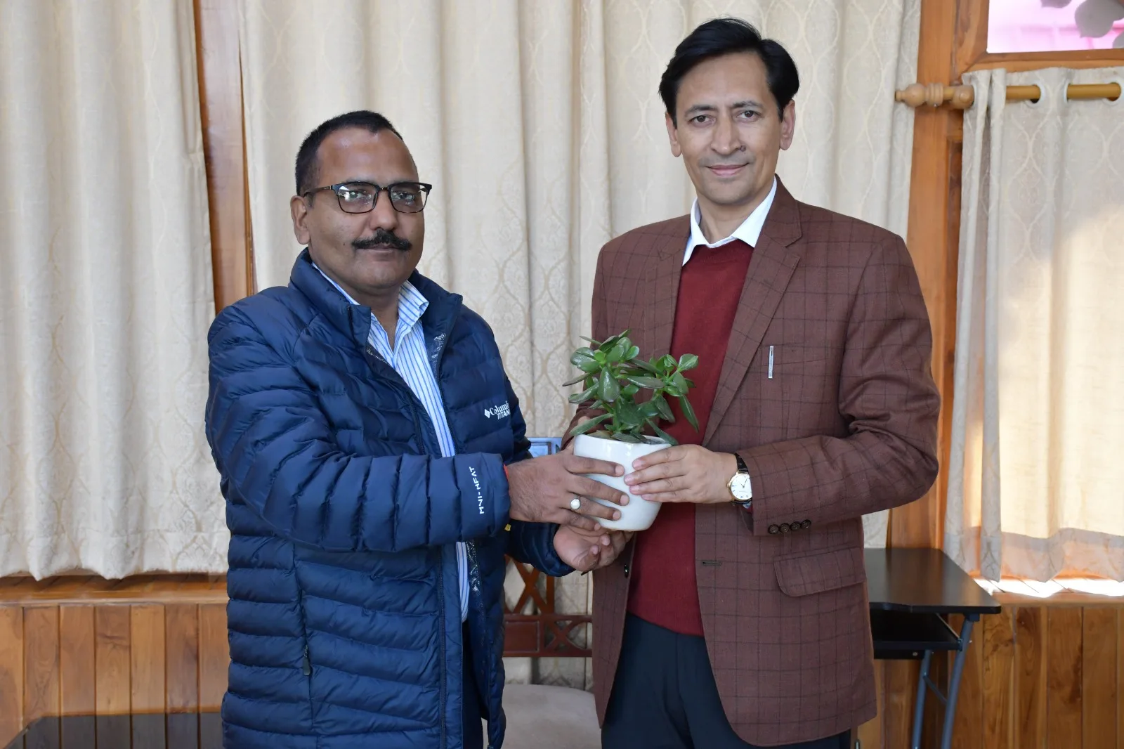 डीएम ललित मोहन रयाल ने की कुमाऊं आयुक्त से शिष्टाचार भेंट