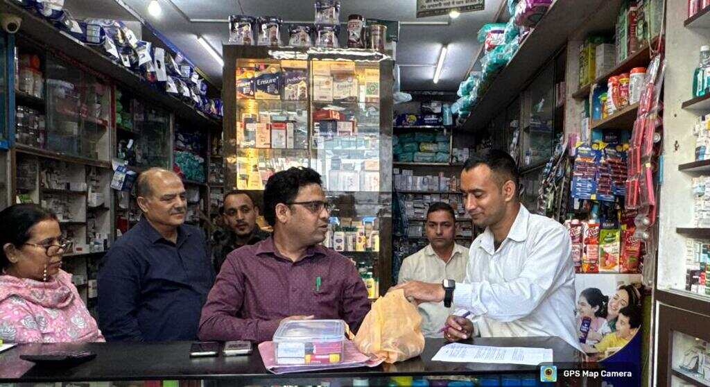 देहरादून में कई मेडिकल स्टोरों और शिशु रोग अस्पतालों में औषधि विभाग का छापा