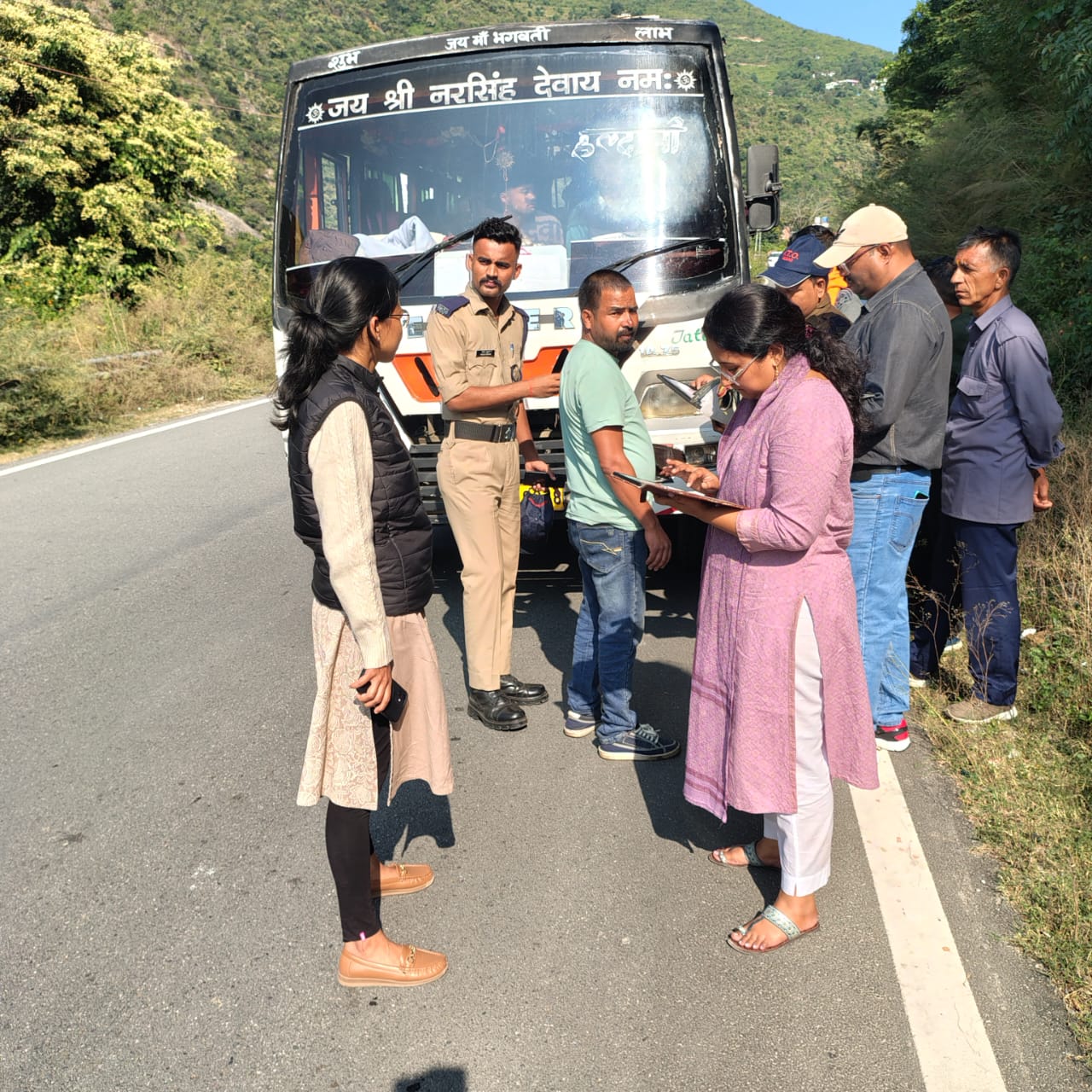 नैनीताल में वाहन चेकिंग अभियान में 15 वाहनों के चालान, जिलाधिकारी ने दी सख्त हिदायत