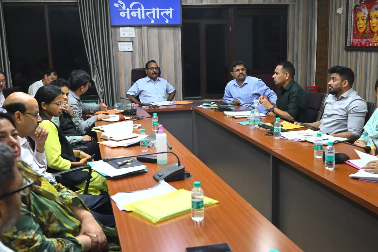 नैनीताल में सड़क सुरक्षा को लेकर जिलाधिकारी सख्त, दुर्घटना संभावित स्थानों में सुरक्षा उपाय तुरंत करने के दिए निर्देश