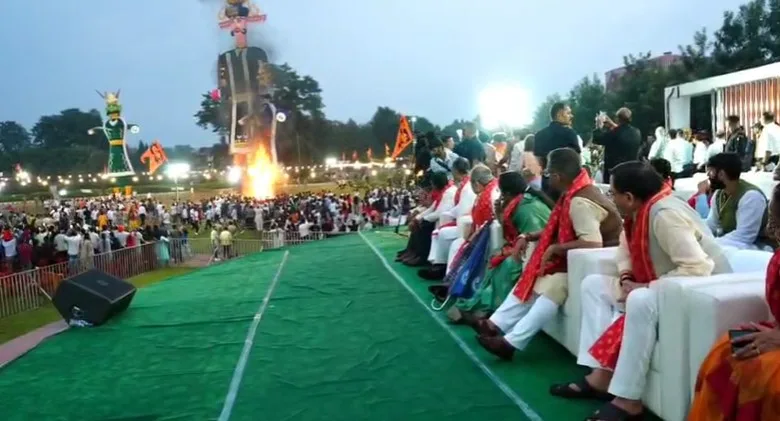 परेड ग्राउंड में हुआ रावण दहन, मुख्यमंत्री धामी भी दशहरा कार्यक्रम में रहे मौजूद