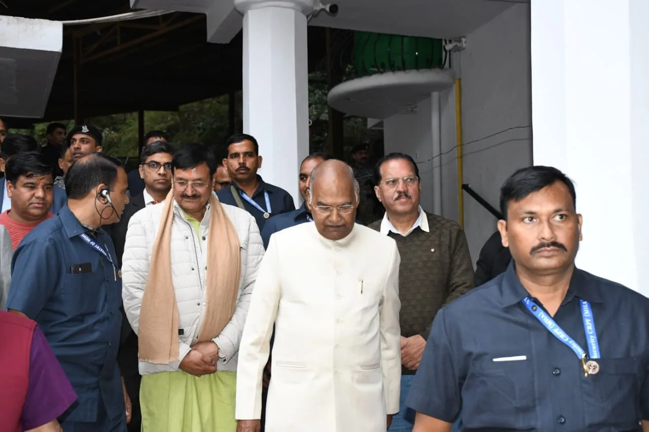 पूर्व राष्ट्रपति रामनाथ कोविंद पहुंचे नैनीताल, राज्यपाल गुरमीत सिंह ने किया स्वागत