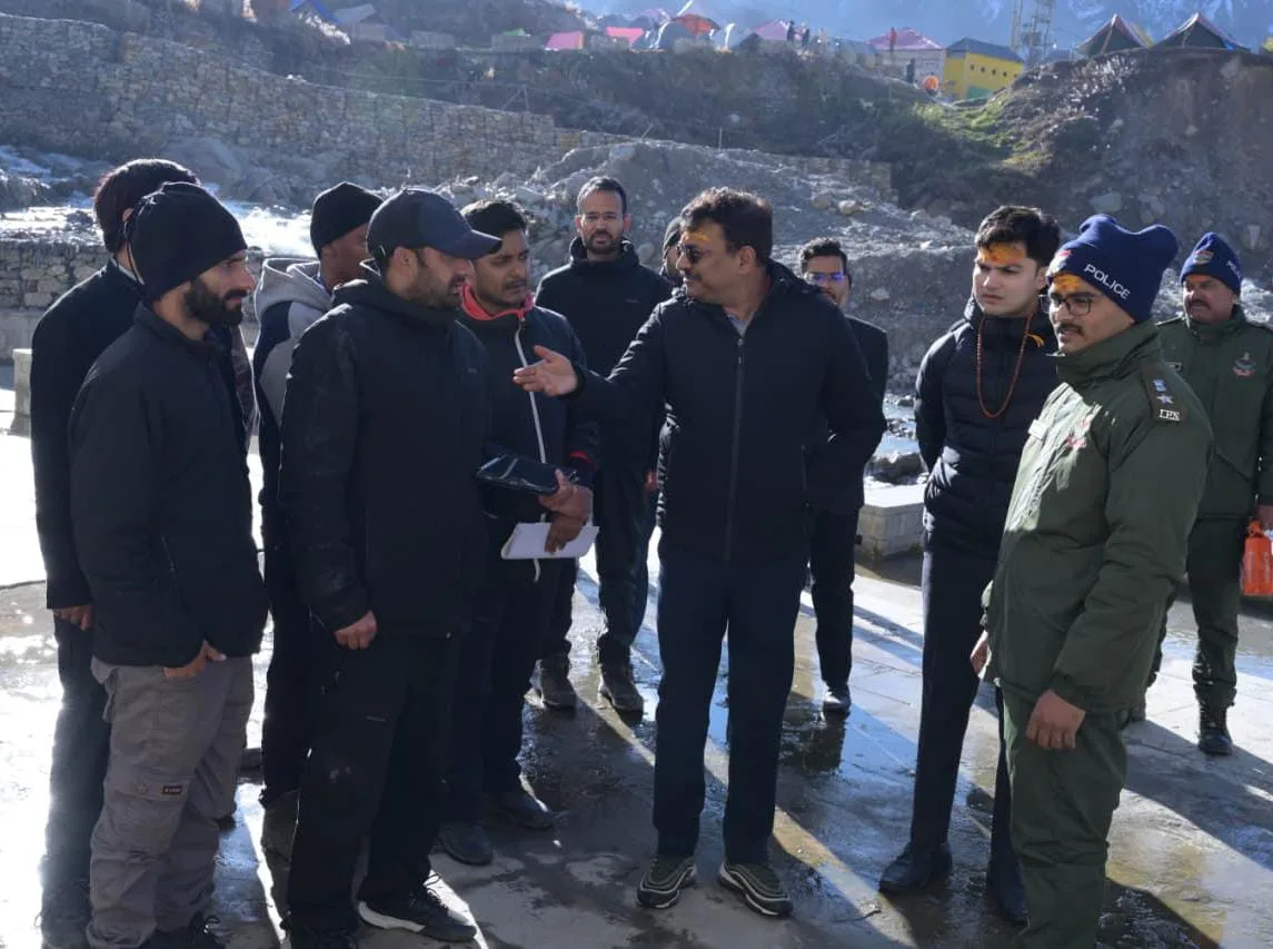 मुख्य सचिव ने केदारनाथ यात्रा व्यवस्थाओं और पुनर्निर्माण कार्यों का किया निरीक्षण