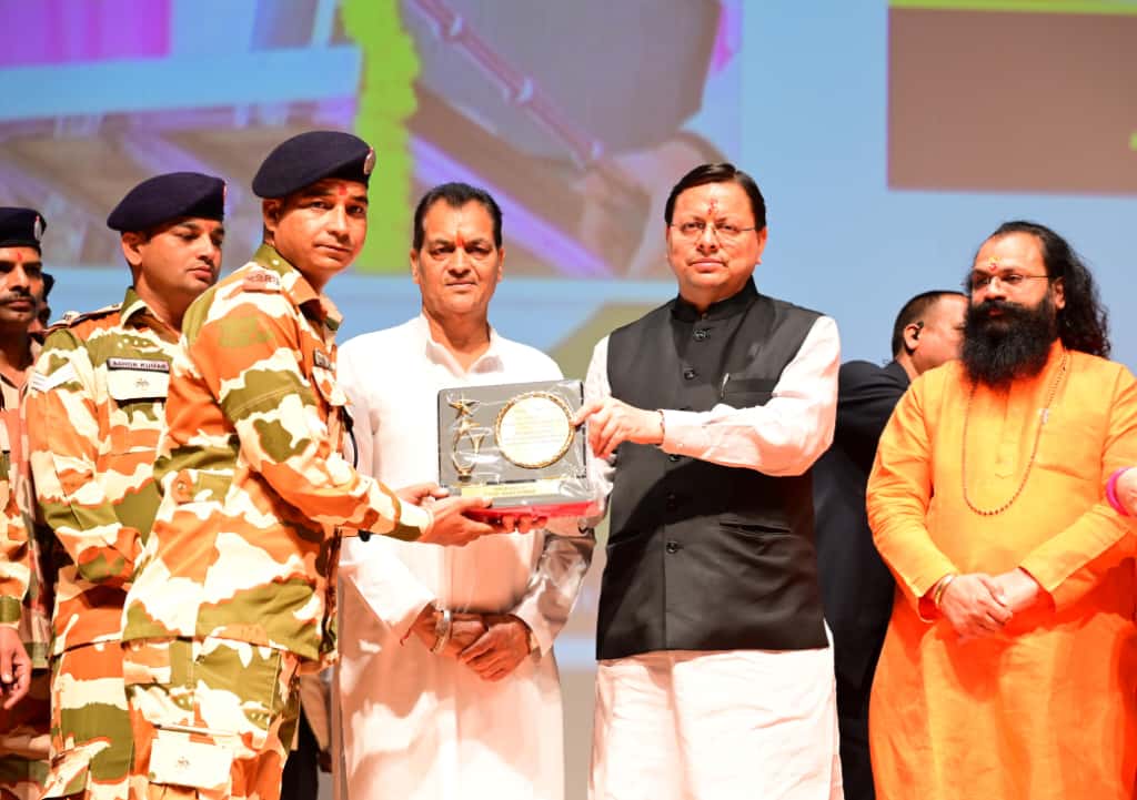 मुख्यमंत्री धामी में आपदा में सहयोग वाले कर्मचारियों को किया सम्मानित