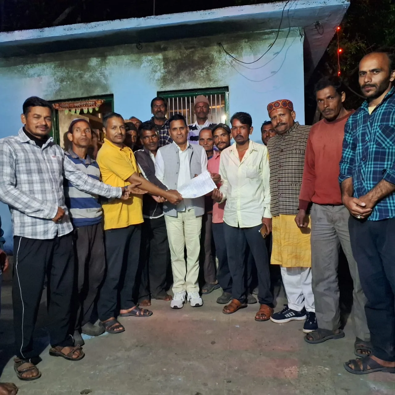 रीखाकोट (ओखलकांडा) के ग्रामीणों ने सड़क निर्माण की मांग उठाई