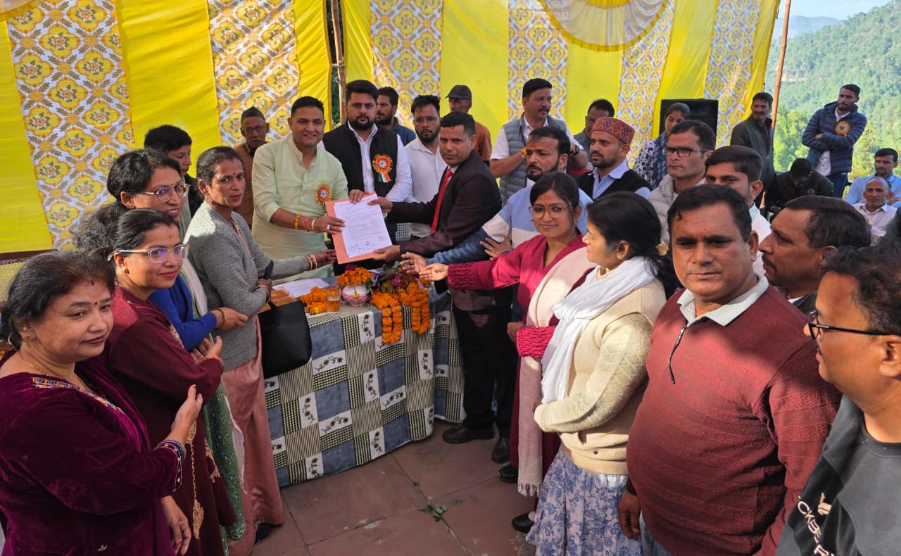 विधायक कैड़ा ने किया रामगढ़ ब्लॉक का दौरा, ग्रामीणों की समस्याएं सुनी