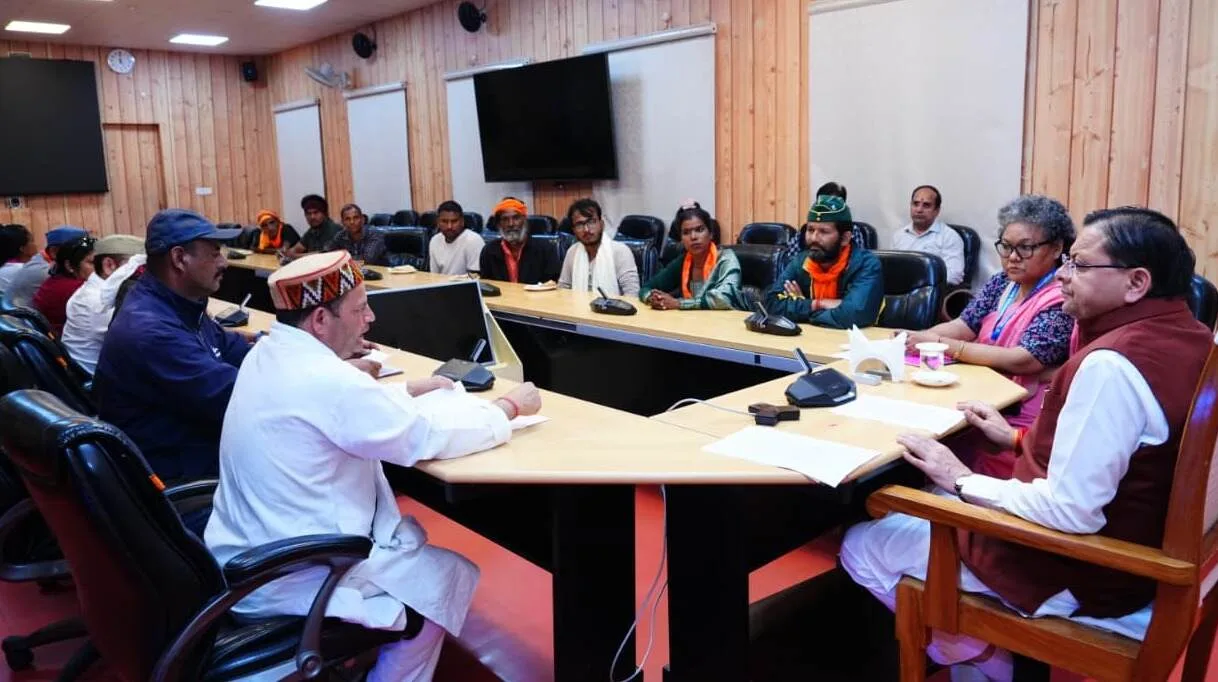 चौखुटिया में स्वास्थ्य सेवाओं के लिए आंदोलित लोगों ने सीएम धामी से की मुलाकात