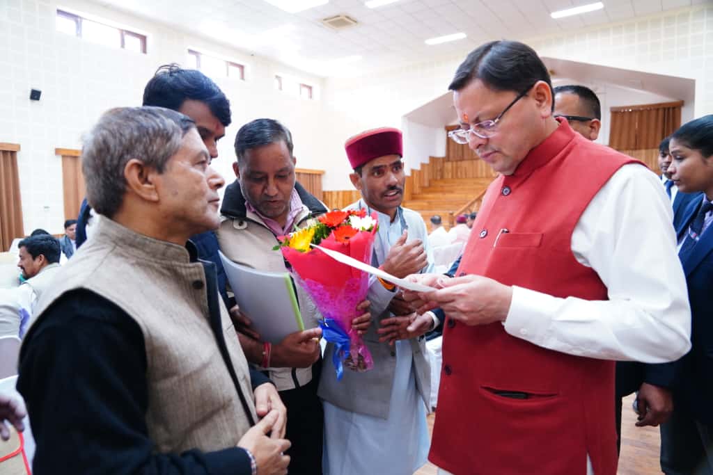 मुख्यमंत्री धामी ने जनता मिलन कार्यक्रम में सुनीं जन समस्याएं