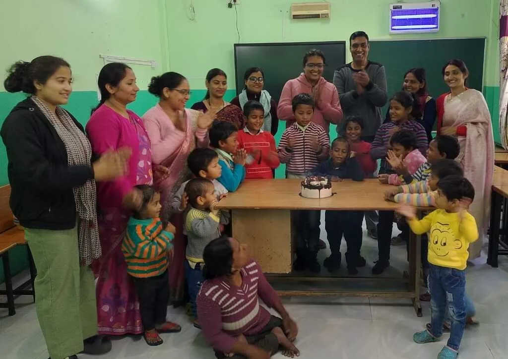 बाल दिवस पर केदारपुरम स्थित बाल गृह में बच्चों को वस्त्र बांटे