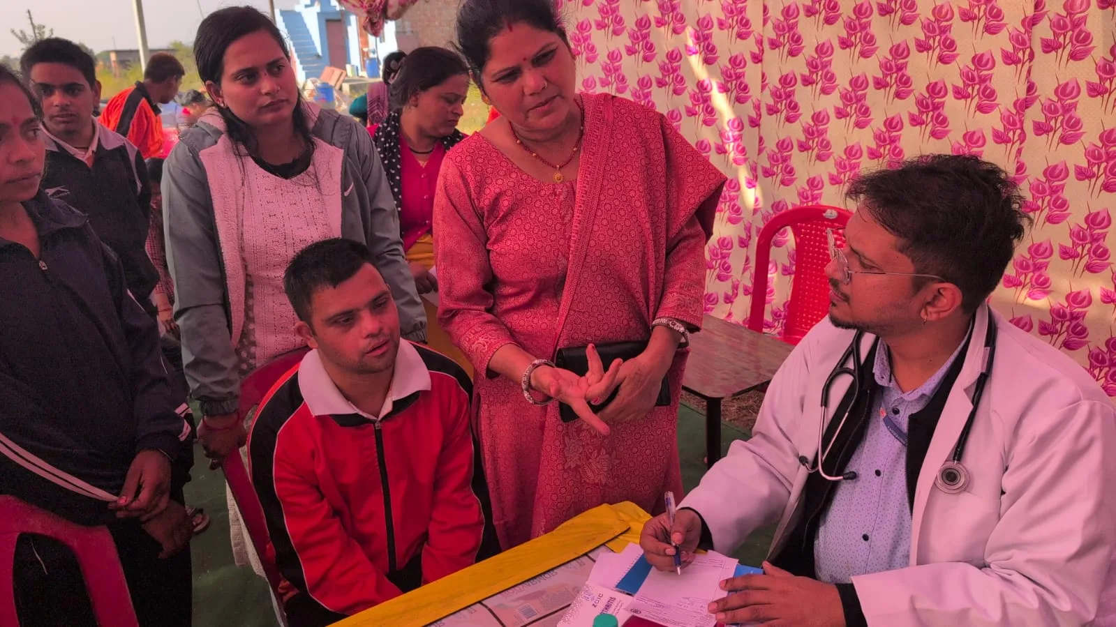 श्री महंत इन्दिरेश अस्पताल ने मानसिक अक्षम बच्चों के लिए कोटद्वार में लगाया विशेष शिविर