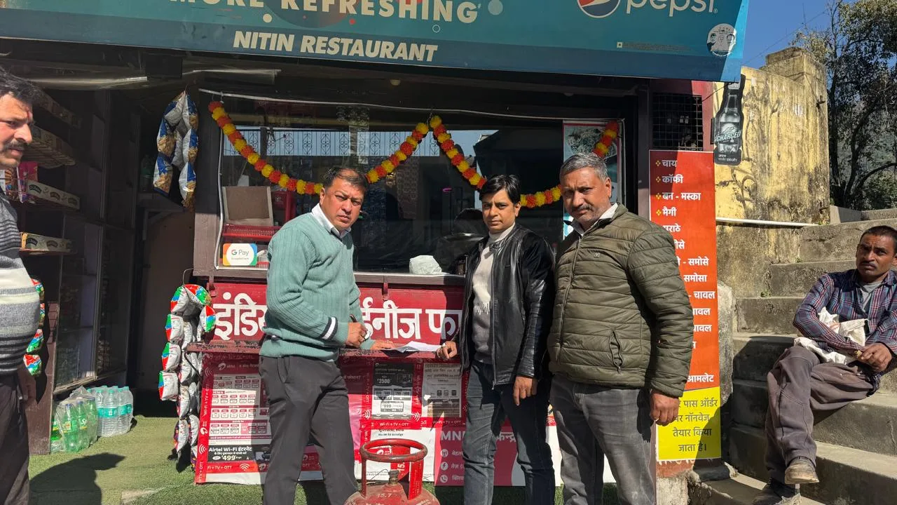 खाद्य विभाग के अधिकारियों ने जब्त किए चार घरेलू गैस सिलेंडर