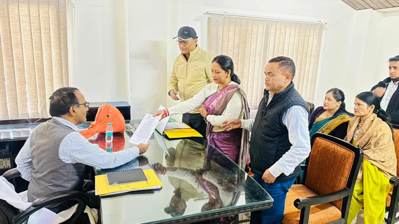 नगर पालिका की सीमा बढ़ाने व भूमि हस्तांतरण को लेकर अध्यक्ष सीमा टम्टा ने डीएम से की मुलाकात