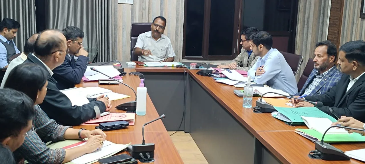 निर्माण कार्यों में तेजी लाएं, लापरवाही पर होगी सख्त कार्रवाई : जिलाधिकारी