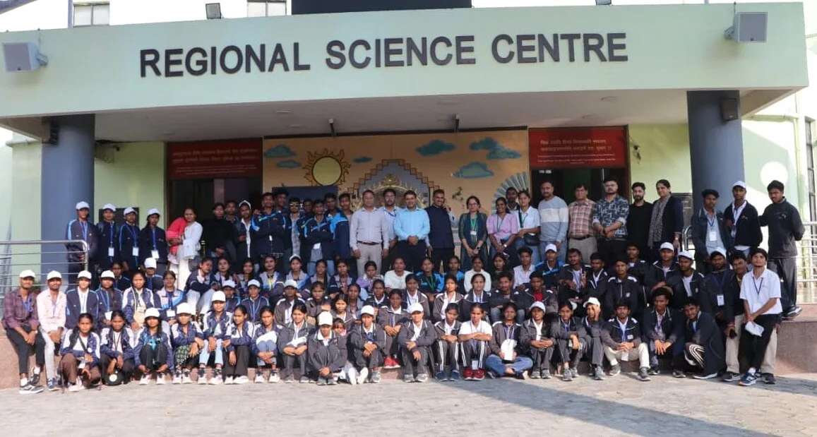 पांच राज्यों के 200 आदिवासी युवाओं ने किया विज्ञान धाम का भ्रमण