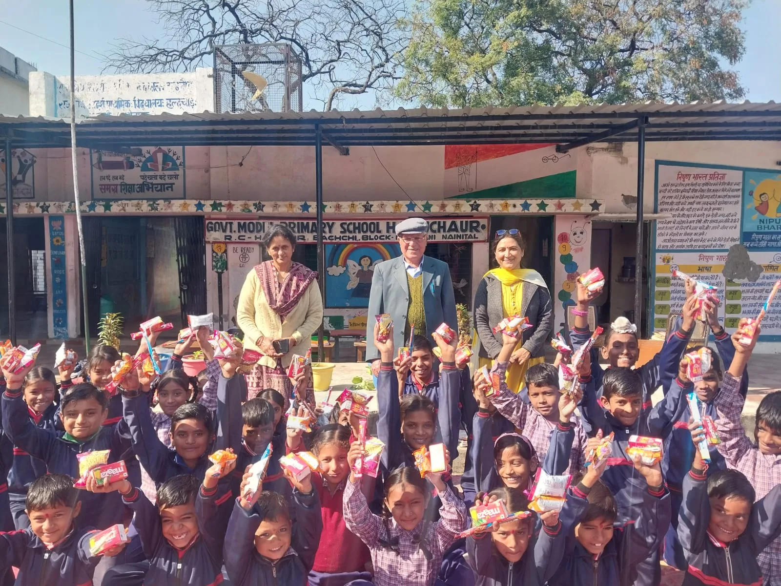 बाल दिवस पर समाजसेवियों की अनूठी पहल, दस विद्यालयों के तीन सौ बच्चों को बांटी गईं खाद्य सामग्री