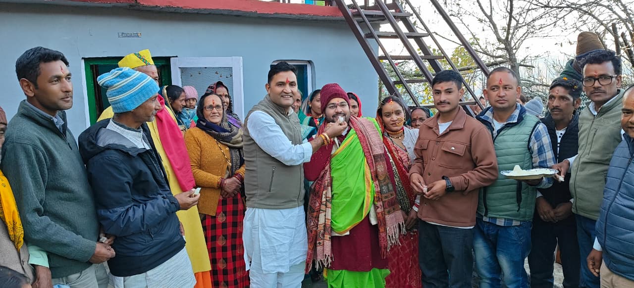 बिहार चुनाव में एनडीए की प्रचंड जीत पर धारी ब्लॉक में मिठाई वितरण, विधायक कैड़ा के नेतृत्व में कार्यकर्ताओं ने मनाया उत्सव