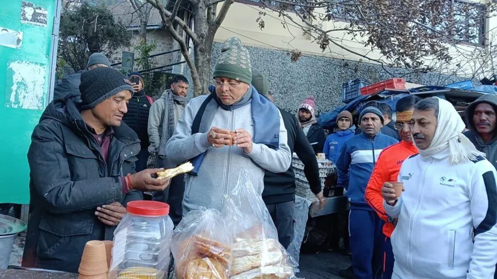 भरत की दुकान में चाय का लुफ्त लेते माननीय मुख्यमंत्री पुष्कर सिंह धामी