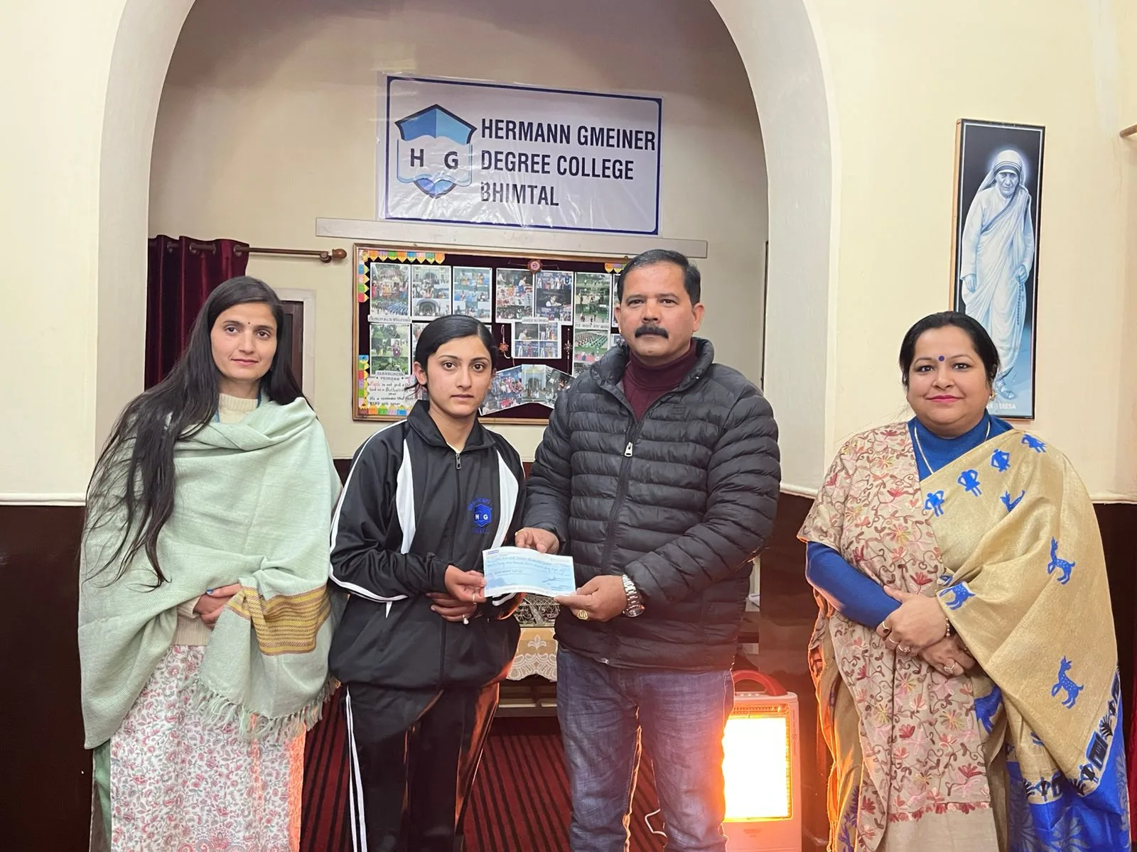 भागीरथी फाउंडेशन ने संभाली निर्धन छात्रा की उच्च शिक्षा की जिम्मेदारी