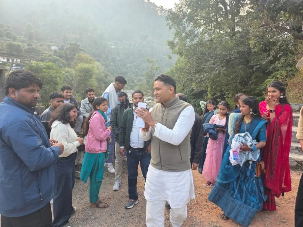 भीमताल विधायक कैड़ा ने ओखलकांडा ब्लॉक के गांवों का दौरा कर सुनी ग्रामीणों की समस्याएं