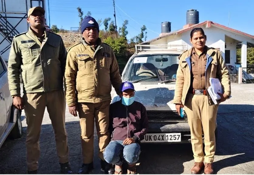 मुक्तेश्वर पुलिस ने शातिर वाहन चोर को चोरी की मारुति कार समेत दबोचा