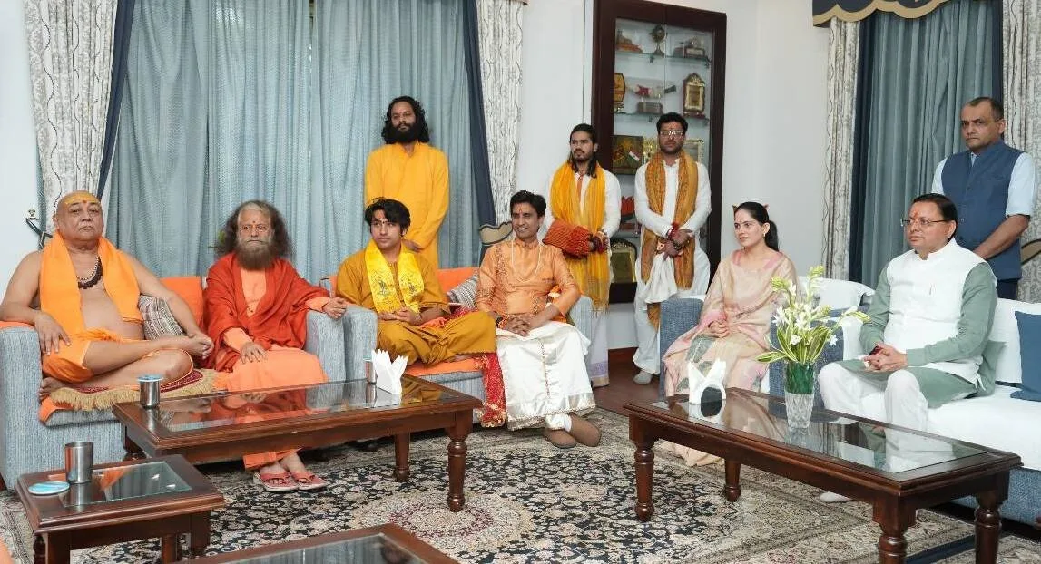 मुख्यमंत्री आवास में आध्यात्मिक संगम, संत समाज ने मुख्यमंत्री धामी को दिया आशीर्वाद