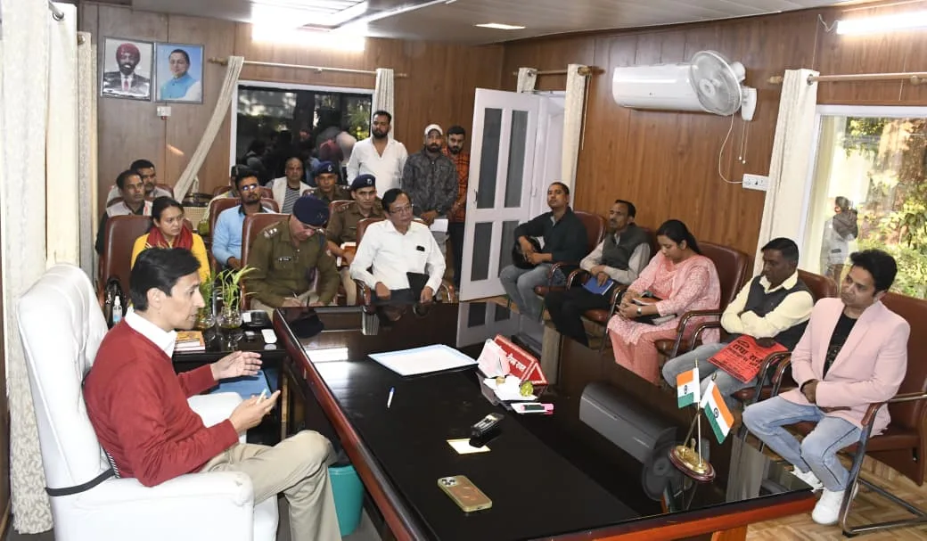 शहीद की विधवा को पेट्रोल पंप आवंटन में विलंब पर आयुक्त दीपक रावत सख्त, पीएफ घोटाले पर भी त्वरित कार्रवाई के निर्देश