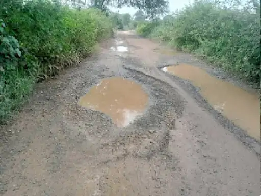 सड़क से डामर उखड़ने पर भड़के ग्रामीण