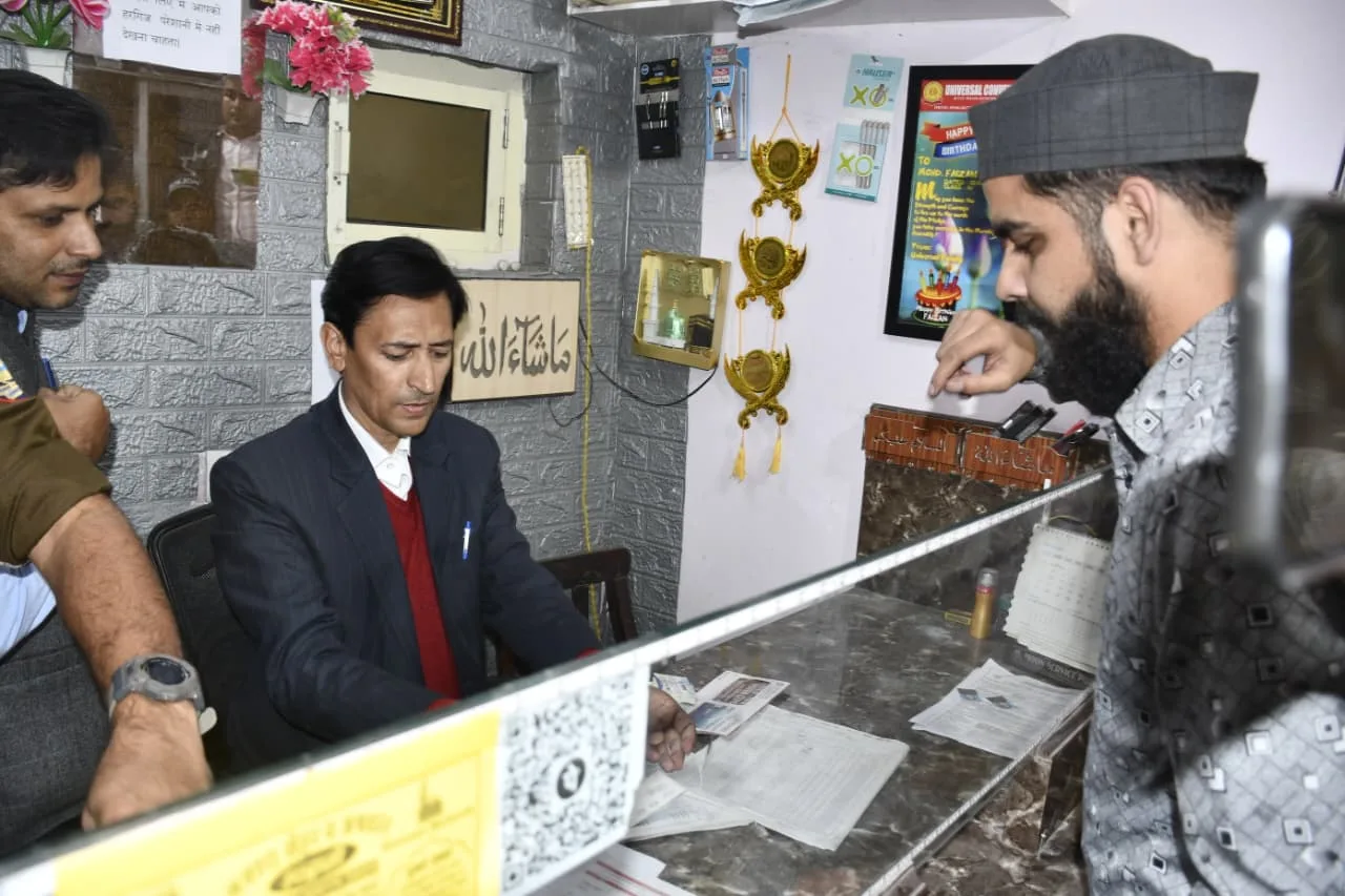 हल्द्वानी में फर्जी दस्तावेज़ बनाने का भंडाफोड़ — आयुक्त दीपक रावत ने की रात में छापेमारी, मुकदमा दर्ज करने के निर्देश