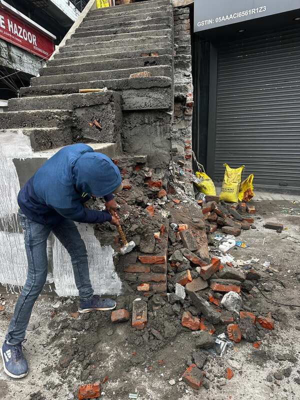 दून को अतिक्रमण मुक्त बनाने की दिशा में MDDA की सख़्त कार्रवाई, अवैध रूप से निर्मित सीढ़ियों को किया ध्वस्त