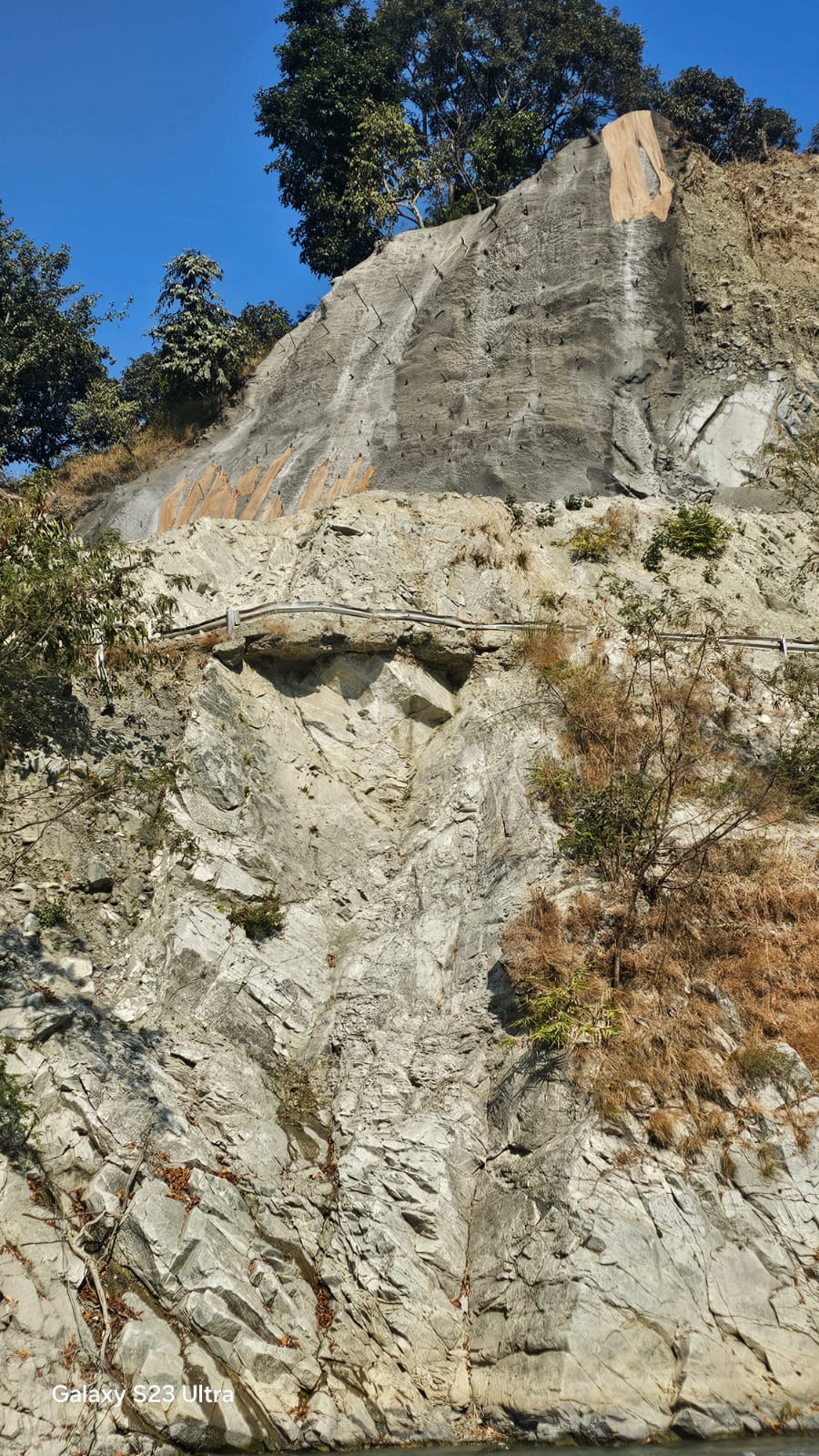 अमृतपुर–जमरानी मोटर मार्ग पर मंडरा रहा हादसे का खतरा, डहरा के समीप सड़क बनी जानलेवा