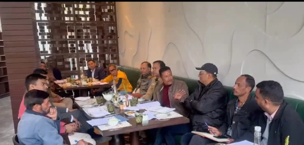 अवैध बोट स्टैंड के साथ हटाए जाए फड़