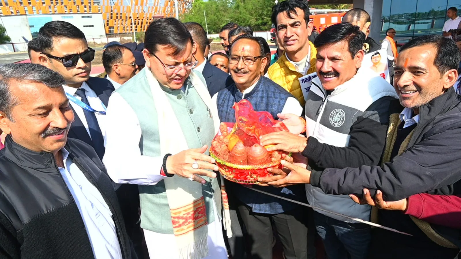 गन्ना समर्थन मूल्य बढ़ाने पर किसानों ने मुख्यमंत्री धामी का किया आभार, गन्ना और पहाड़ी उत्पाद भेंट कर किया स्वागत