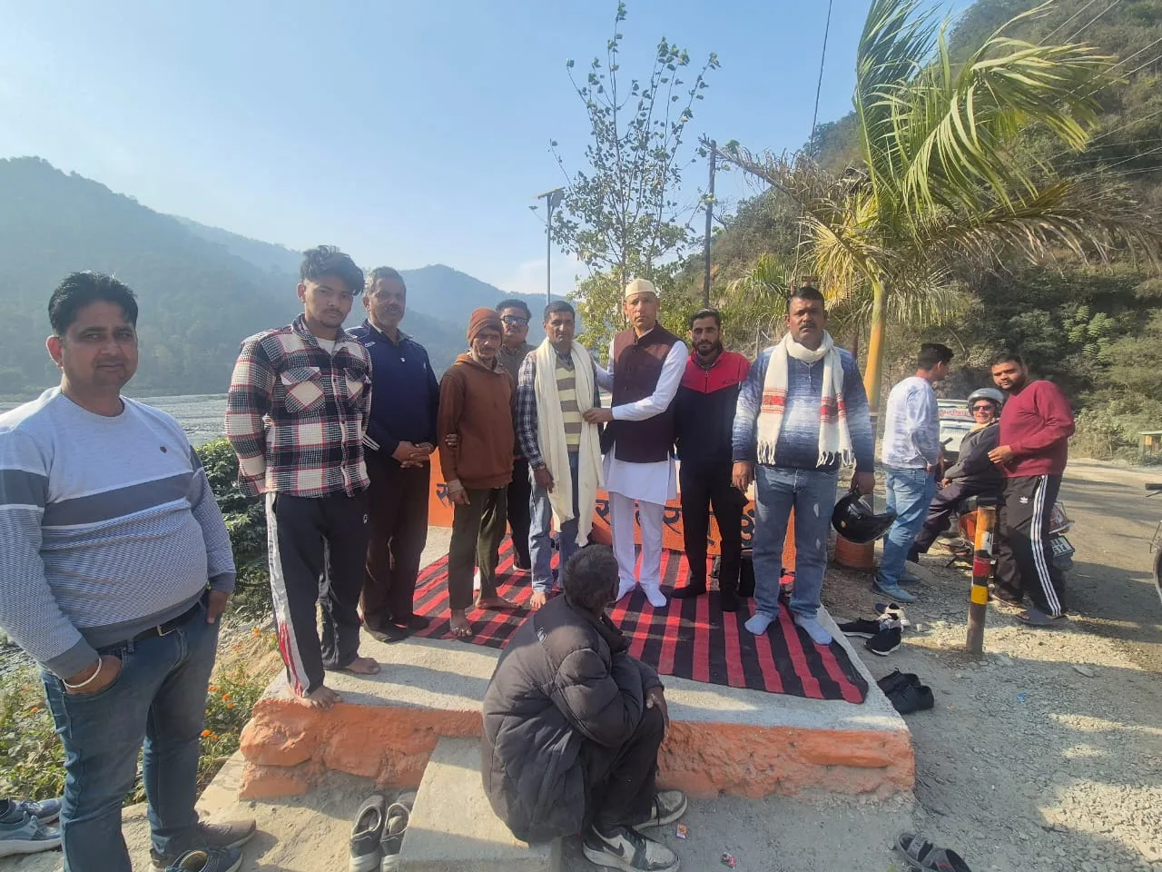 जमरानी बांध में घटिया सड़क निर्माण पर आक्रोश