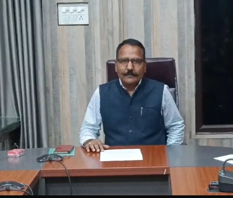 डीएम ने तहसील में मारा छापा, भूमि विवादों पर मांगी रिपोर्ट