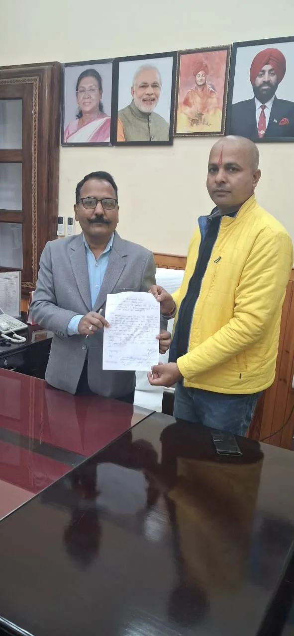 बबियाड में सड़कों के निर्माण में देरी पर कांग्रेस नेता का विरोध, जिलाधिकारी से मिले मनोज शर्मा