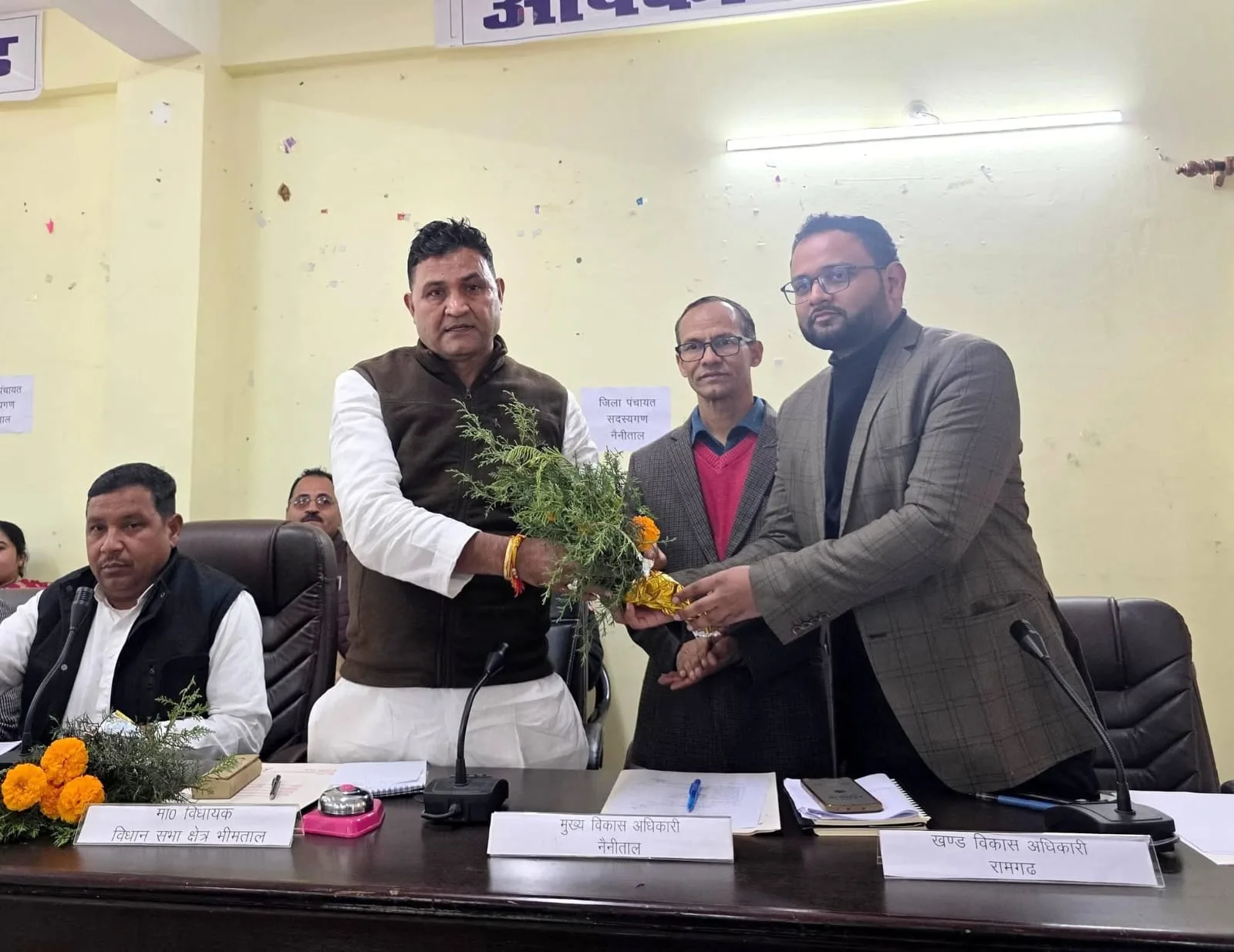 रामगढ़ ब्लॉक की बीडीसी बैठक में अधिकारियो को दिये क्षेत्र की समस्याओं का त्वरित समाधान करने के निर्देश