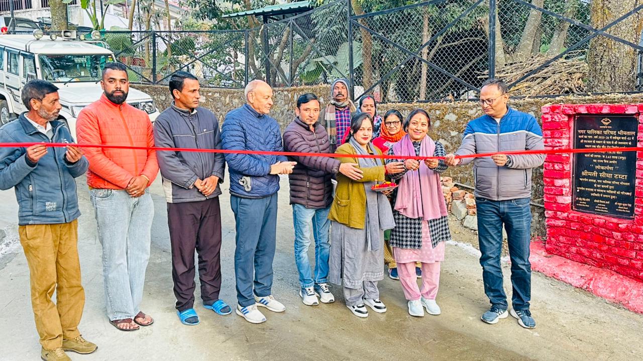 वार्ड दो डाक बंगला में सीसी मार्ग निर्माण कार्य का लोकार्पण