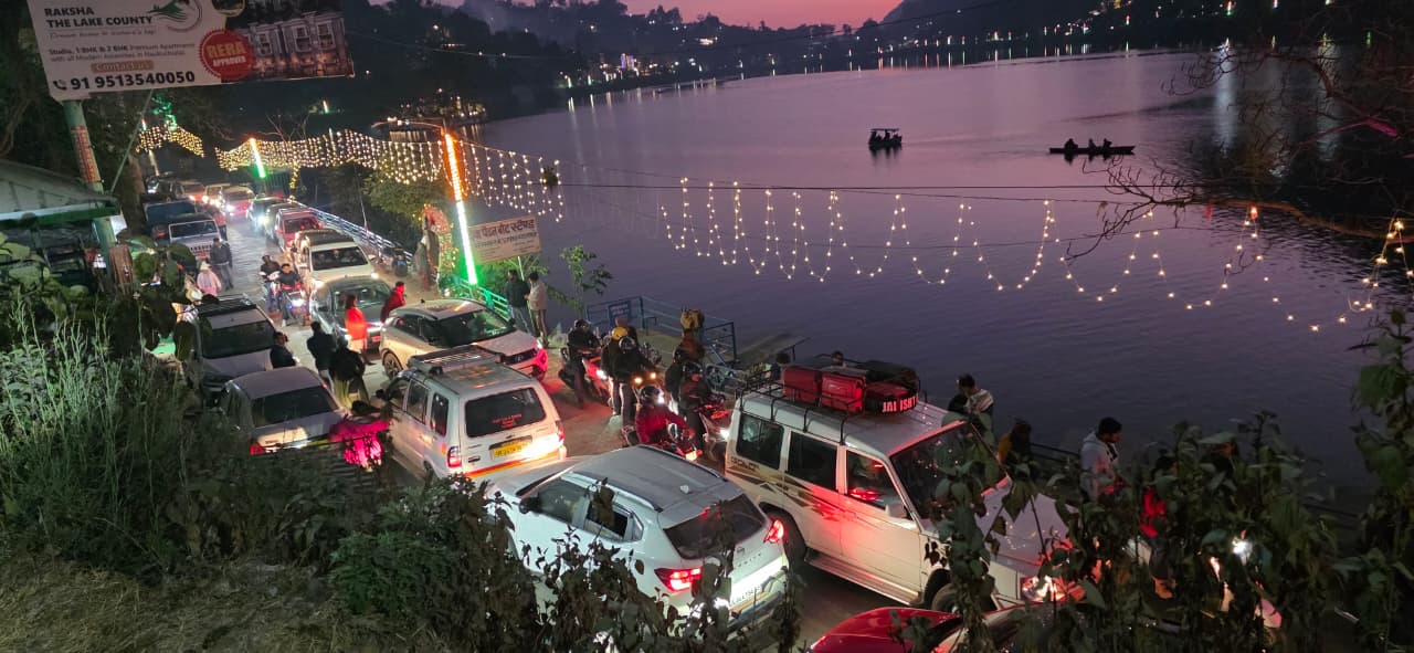 शहर की सड़कों पर जाम, वीकेंड से पहले पर्यटकों की भीड़ से हालात बिगड़े