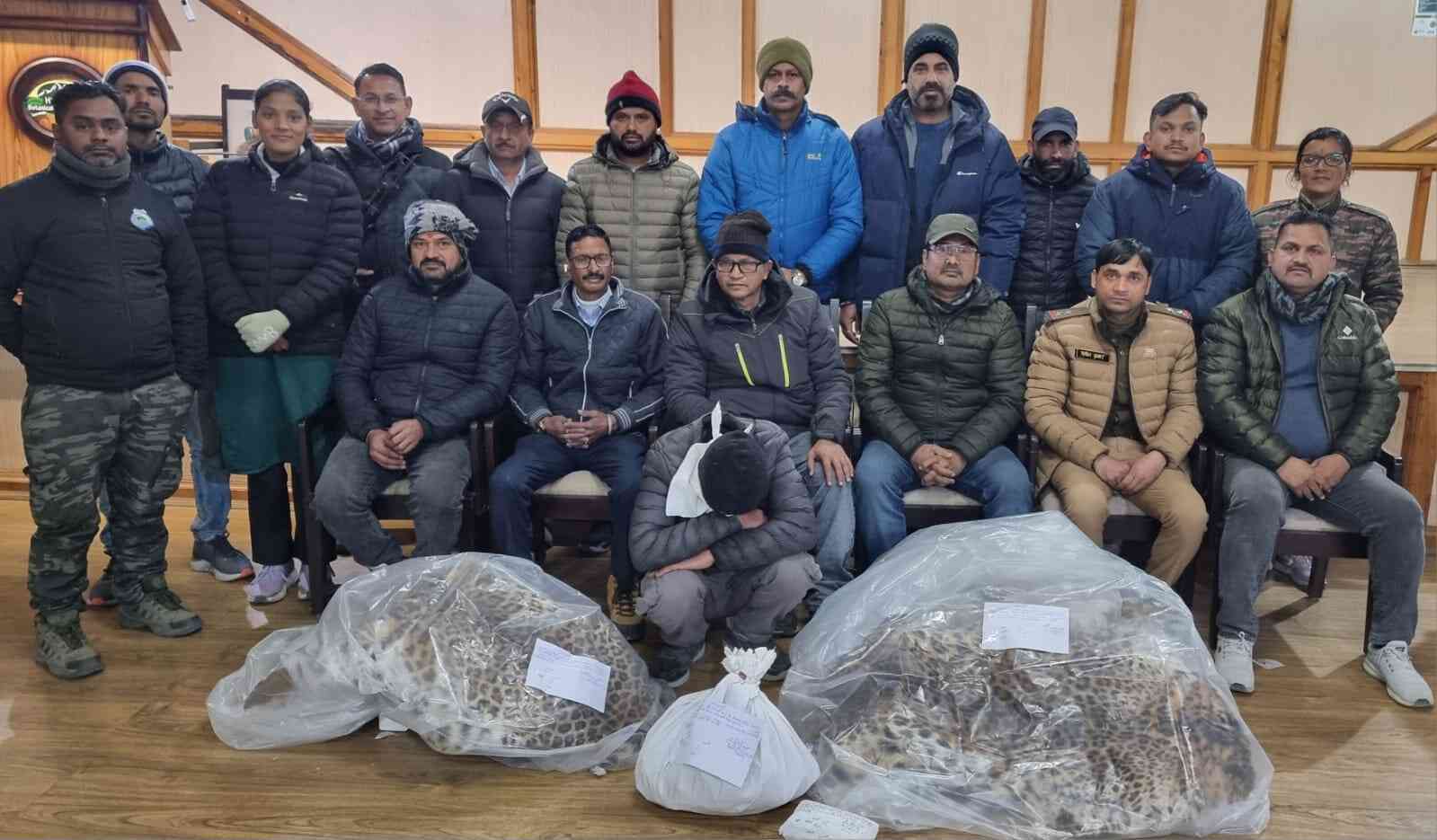 लेपर्ड की दो खालों और हड्डियों के साथ वन्यजीव तस्कर गिरफ्तार