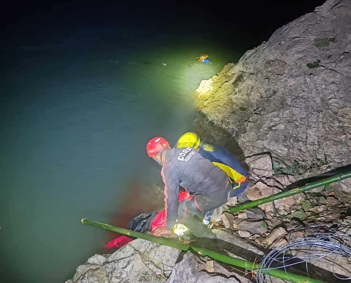 नरकोटा के पास नदी में गिरा वाहन, एक शव बरामद